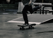 九游娱乐入口-赛道与球场，英格拉姆的压制级表现与F1年度争冠之夜的平行叙事