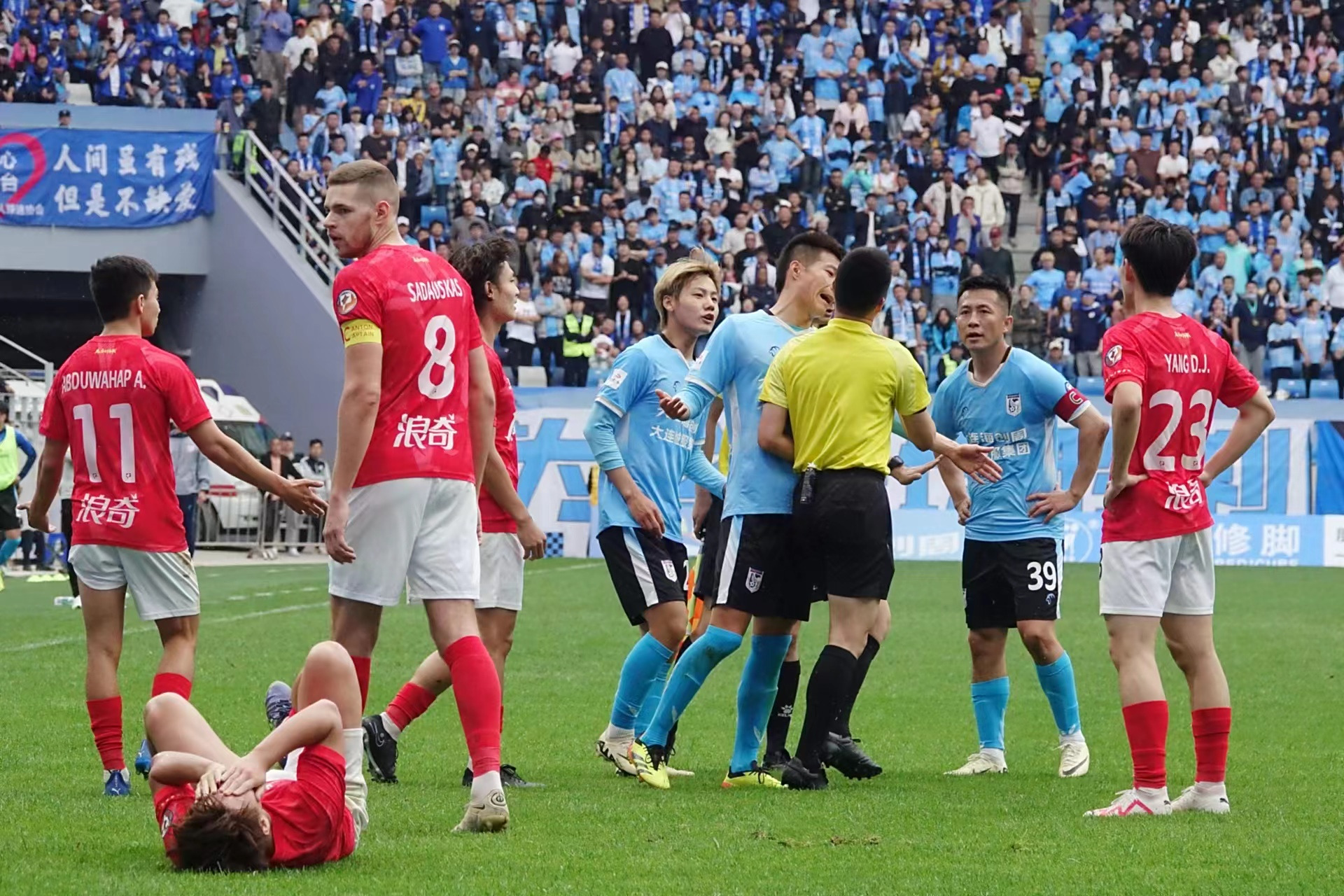 柏林赫塔出售核心球员,引发球迷不满 柏林赫塔出售核心球员,引发球迷不满